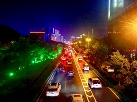 霓虹灯下的城市街道