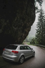 山脚下行驶的汽车