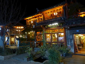 夜色中的灯火辉煌的客栈旅馆