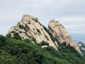 双峰耸立