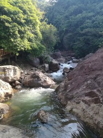 山间流水