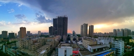 乌云下的城市