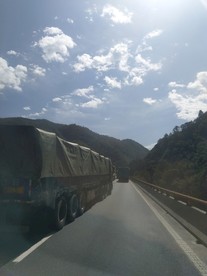 道路上行驶的汽车