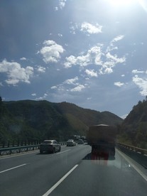 道路上行驶的汽车