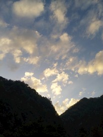 日暮下的大山风景