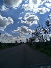 蓝天白云  乡村小路