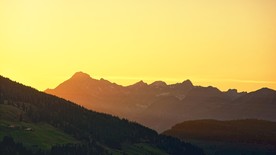 夕阳下的大山风景