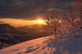 夕阳下的大山风景