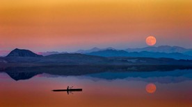 夕阳下的山水美景