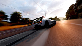 宽阔马路上的跑车