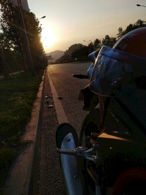 一辆车的夕阳