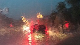 雨中的车