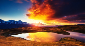 山川湖泊黄昏景色