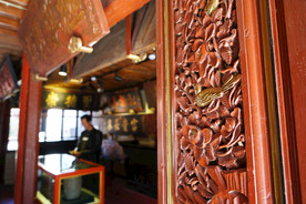 古镇民居木门上的雕花