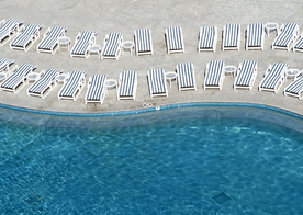 泳池边的沙滩椅