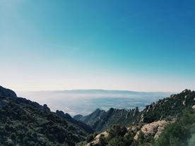 蓝天下的大山风景