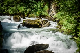 山涧溪流
