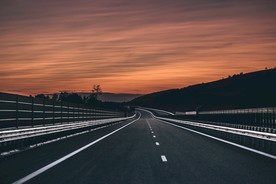 夕阳下的道路风光