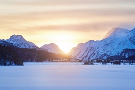 夕阳下的大山风景