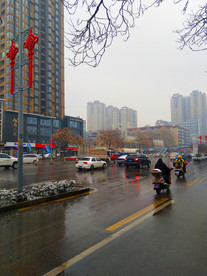 雪天下的城市街道