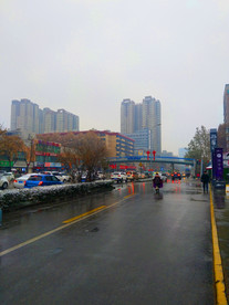 雪天下的城市街道