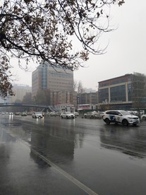 雪天下的城市街道