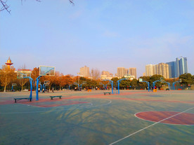 日暮下的训练场