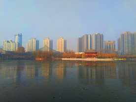日暮下的公园湖泊风景