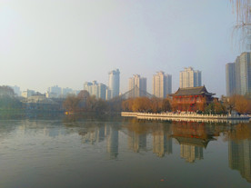 日暮下的公园湖泊风景