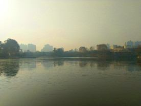 日暮下的公园湖泊风景