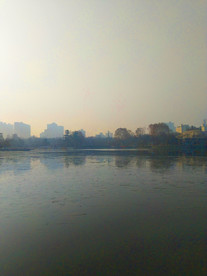 日暮下的公园湖泊风景