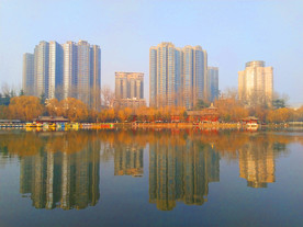 夕阳下美丽的公园湖泊风景
