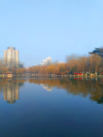 日暮下的公园湖泊风景