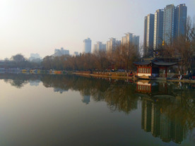 日暮下的公园湖泊风景