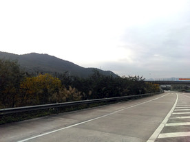 清连高速路边