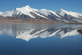 美丽雪山下的湖泊景色