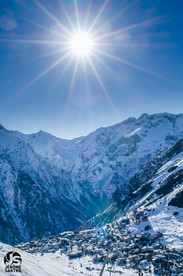 阳光下的雪山