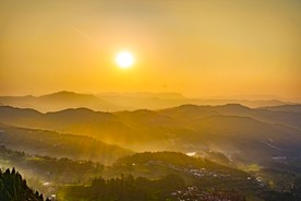 夕阳下的大山风景