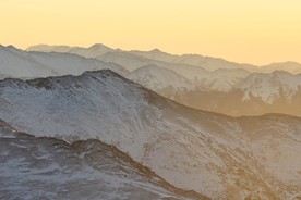 夕阳下的大山风景
