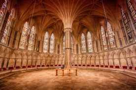 古老的拱门建筑图书馆