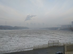 烟囱 楼 雪 湖面 树木 蜃楼