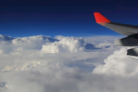 飞机在空中飞行