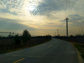 日暮下的乡村公路风景