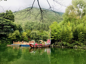 湖观山色