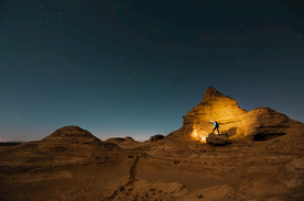 新疆雅丹魔鬼城夜景星空人像