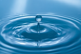 水溅起