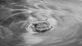水溅起