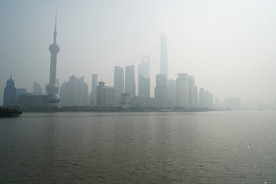 雾霾笼罩的上海陆家嘴