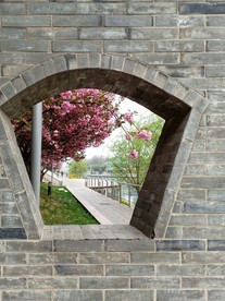 通过墙洞看美景