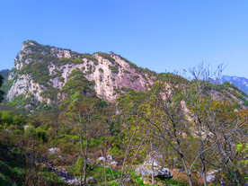 蓝天下的大山风景